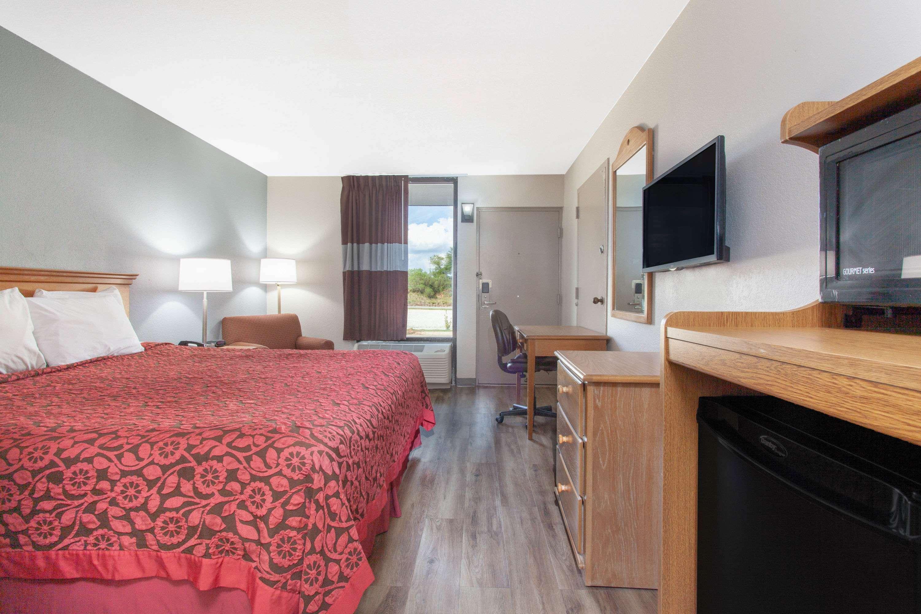 Days Inn By Wyndham Clinton - Laurens I-26 Extérieur photo