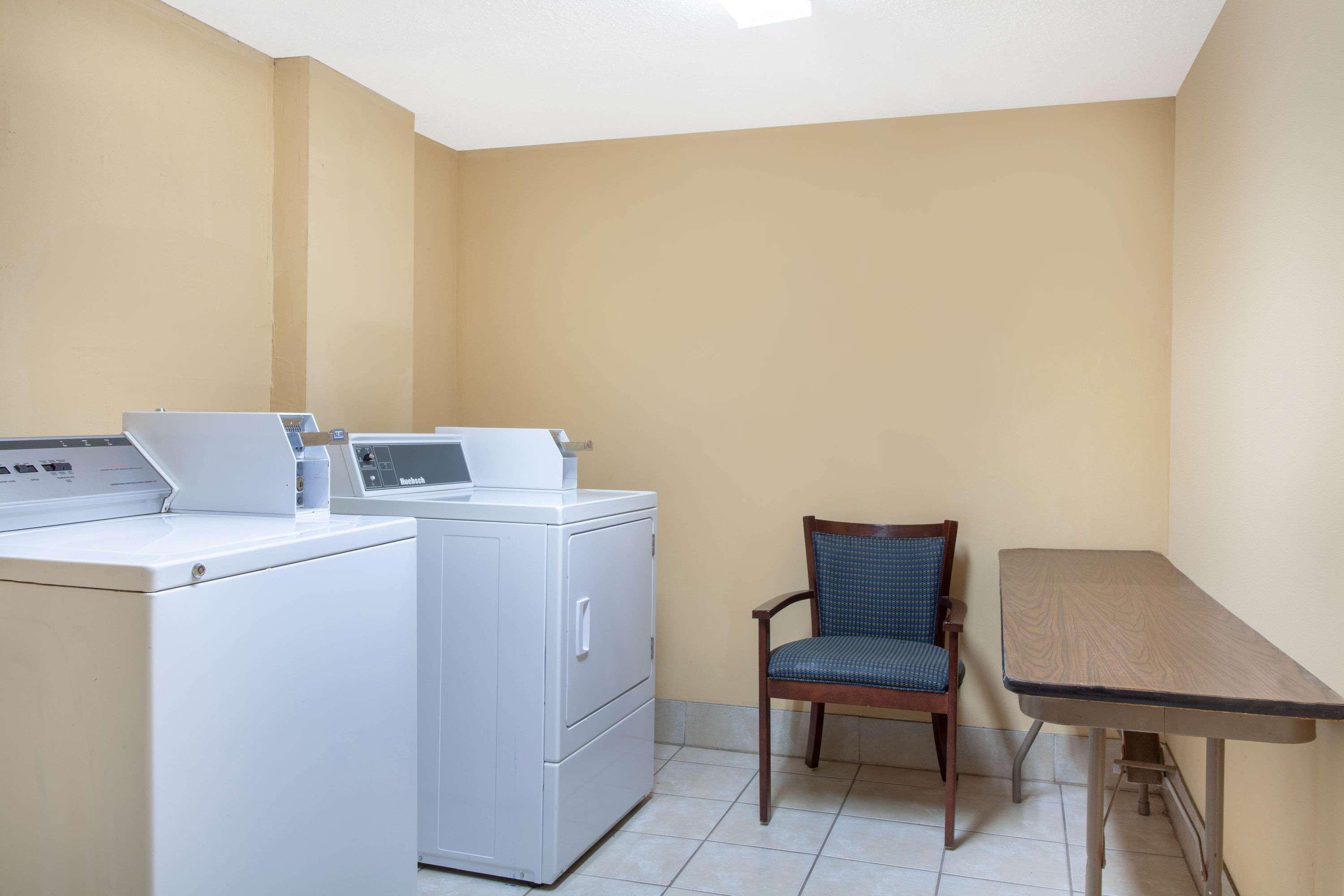 Days Inn By Wyndham Clinton - Laurens I-26 Extérieur photo