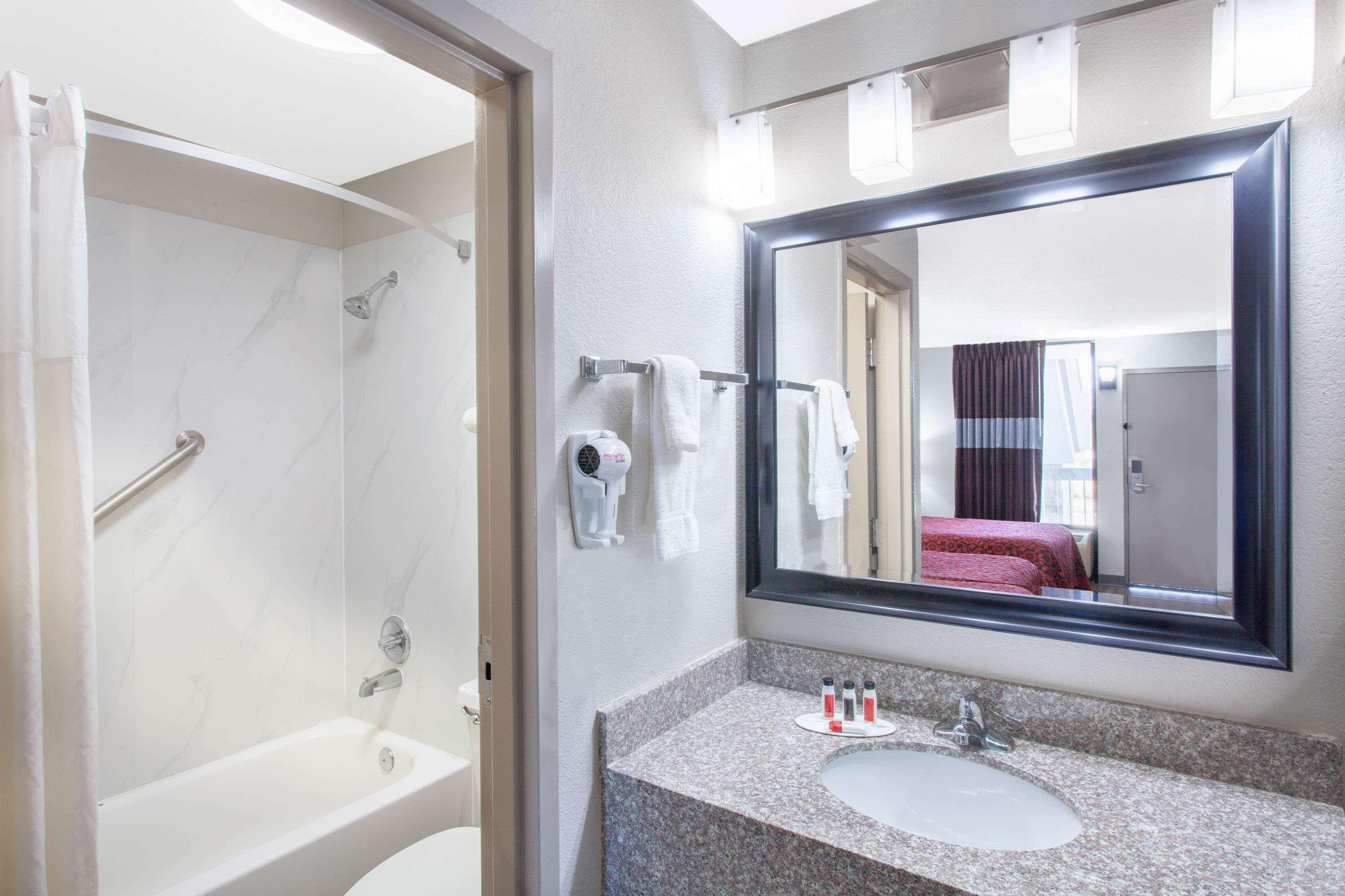 Days Inn By Wyndham Clinton - Laurens I-26 Extérieur photo